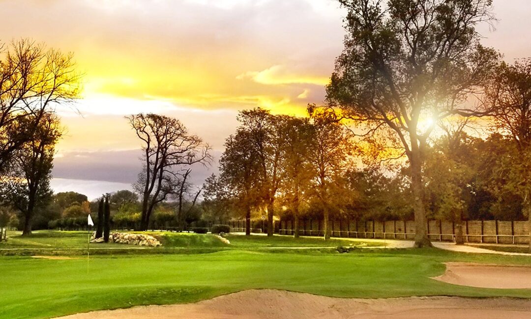Golf Club d'Aix-Marseille 1 vue d'un coucher de soleil sur le Golf Club d'Aix Marseille, parcours de compétition de golf en france