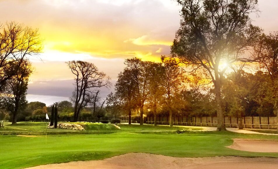 vue d'un coucher de soleil sur le Golf Club d'Aix Marseille, parcours de compétition de golf en france
