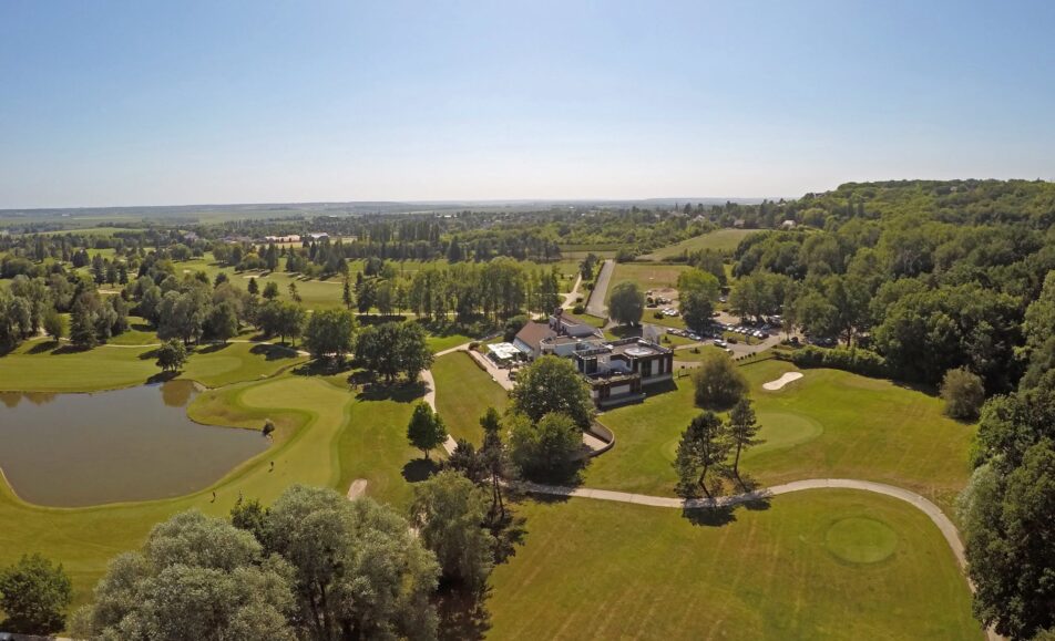 vue aérienne du golf de feucherolles, parcours de compétition de golf en france