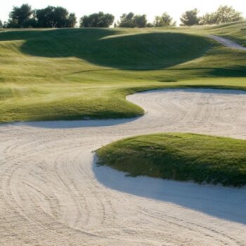 vue sur les bunkers du parcours du golf club aix en provence, parcours de compétition de golf en france