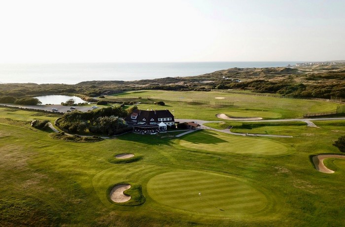 Golf de Wimereux 1 vue aérienne sur le golf de wimereux, parcours de compétition de golf en france, donnant vue sur l'océan