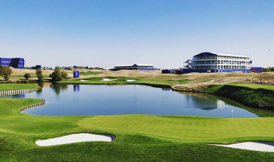 Vue sur le golf National, parcours de compétition de golf en france