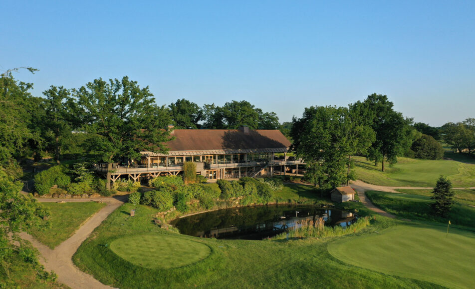 Les Golfs 7 Vue sur le club house du Golf de Saint-Marc, parcours de compétition de golf en france