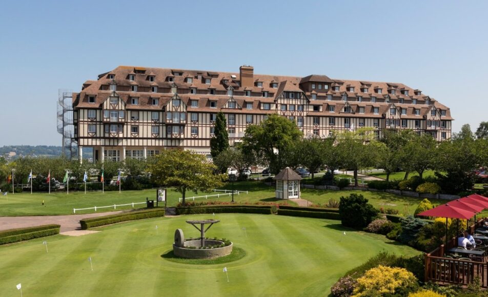 vue de l'hotel du golf barriere deauville, parcours de compétition de golf en france