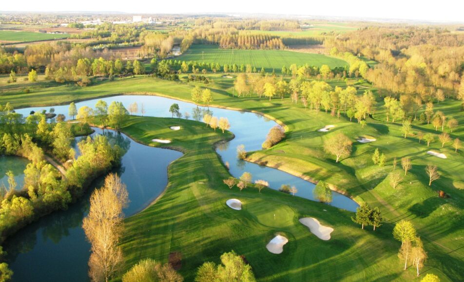 Les Golfs 8 golf du haut poitou, parcours de compétition de golf en france, avec vue sur le Lac de Saint-Cyr